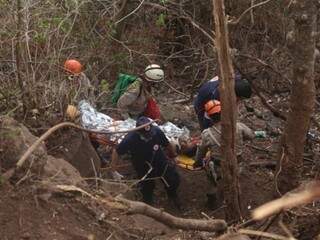 Bombeiros e Samu levam 1 hora para resgatar locutor que caiu em cachoeira