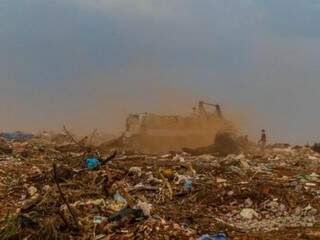 Montanhas de lixo na área do antigo lixão, em imagem de 2016 (Foto/Arquivo: Fernando Antunes)