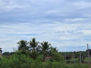 Céu de Campo Grande com muitas nuvens nesta tarde (Foto: Henrique Kawaminami)
