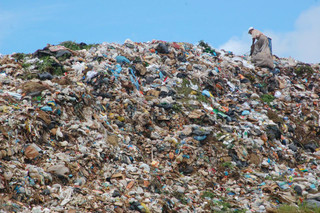Maior parte do lixo coletado em Campo Grande vai para o &#039;lixão&#039; na saída para Sidrolândia.