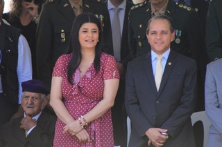 Vice-governadora Rose Modesto, ao lado do deputado Coronel David, durante desfile (Foto: Marina Pacheco)