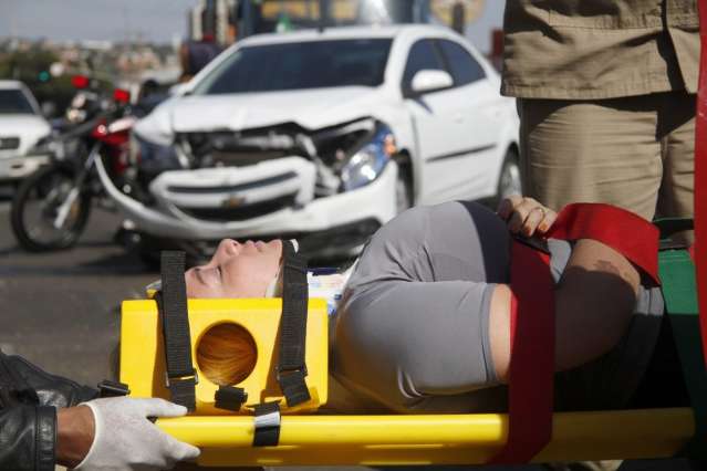 Motorista fura o sinal e fica ferida em acidente na Cear&aacute;