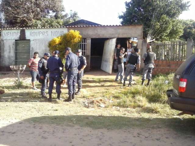 M&atilde;e de beb&ecirc; que morreu queimado &eacute; detida sob suspeita de neglig&ecirc;ncia