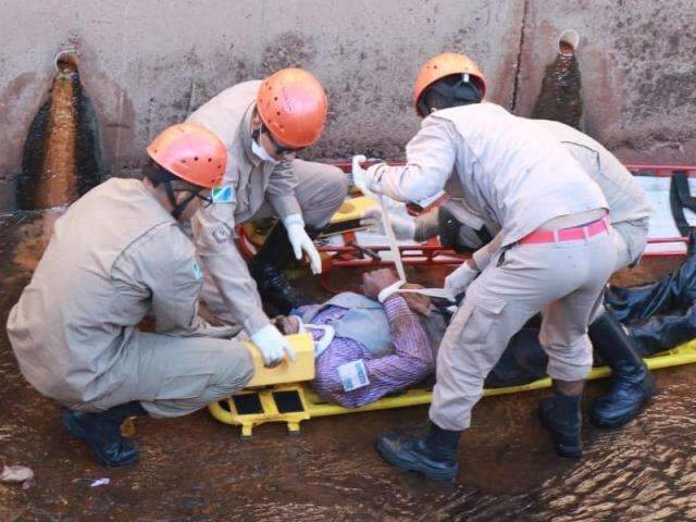 Homem que caiu em c&oacute;rrego teve traumatismo craniano e est&aacute; em estado grav&iacute;ssimo