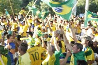 Mais de mil torcedores foram à Vila para ver terceira partida do Brasil (Foto: Cleber Gellio)