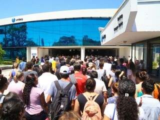 Multidão de candidatos na Universidade Uniderp no fim de semana do Enem 2016. (Foto: Marcos Ermínio/Arquivo) 