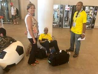 A fatimasulense Maria de Lourdes Vieira com o marido e o filho no aeroporto de Rostov on Don, cidade da estreia do Brasil na Copa do Mundo de 2018 (Foto: Paulo Nonato de Souza)