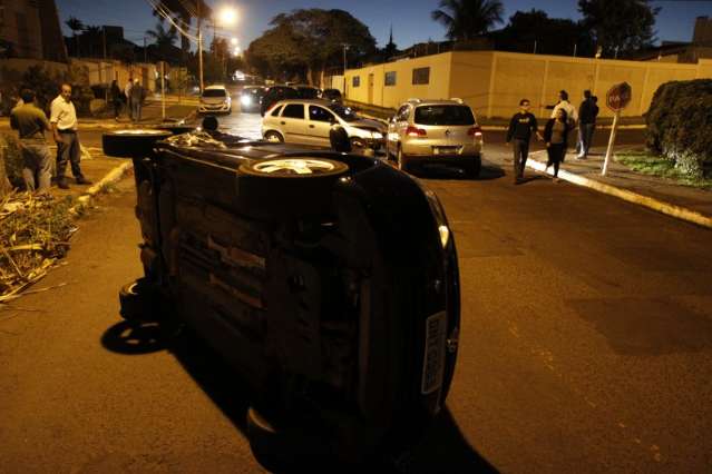 Motorista desrespeita sinaliza&ccedil;&atilde;o, capota carro e envolve outros dois ve&iacute;culos