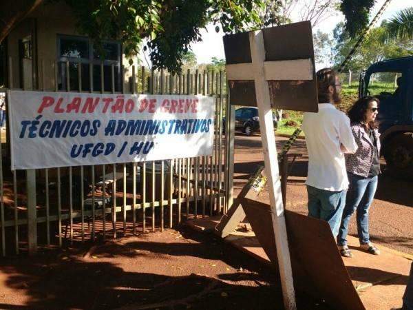 Em greve h&aacute; quatro dias, servidores da UFGD fazem piquenique em pra&ccedil;a hoje