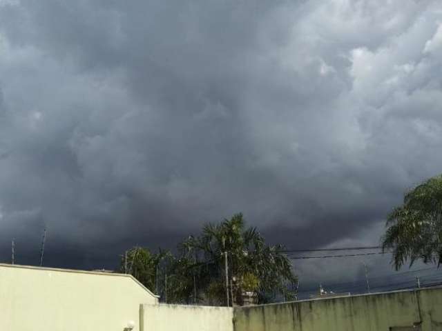 Ap&oacute;s manh&atilde; quente, Capital tem chuva isolada e queda na temperatura