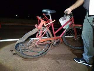Bicicleta usada pelo idoso no momento do atropelamento; corpo foi arrastado por 70 metros (Foto: Adilson Domingos)