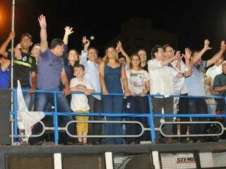 Equipe de campanha comemora vitória no palanque ao lado de Marquinhos. (Foto: Alcides Neto)