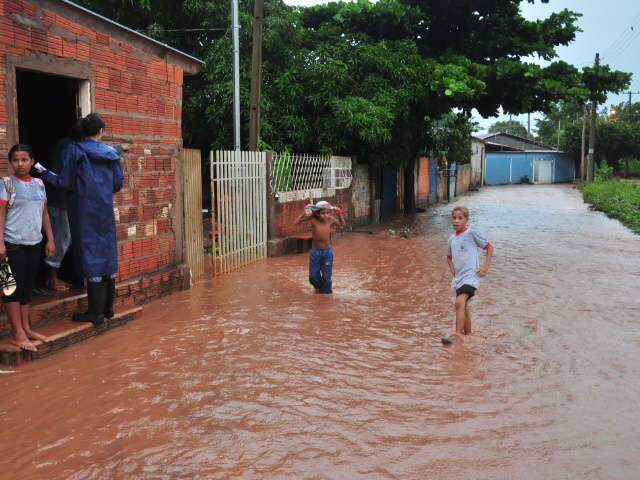  C&oacute;rrego Serradinho transborda sobre ponte e alaga casa no Sayonara