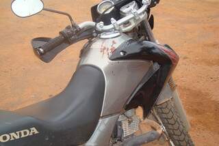 Vestígios de sangue ficaram na moto em que vítima estava. (Foto: Célio Ribeiro)