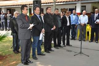 Prefeito Gilmar Olarte e outras autoridades durante inauguração de base da Guarda Municipal, no Bairro Moreninhas III. (Foto: Marcelo Calazans)