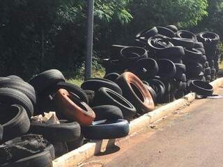 O canto da avenida perde espaço para os pneus (Foto: Direto das ruas)