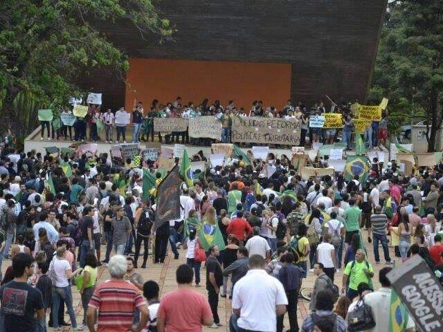 Cientista v&ecirc; na avers&atilde;o aos partidos e lideran&ccedil;as &ldquo;erro grave&rdquo; do protesto
