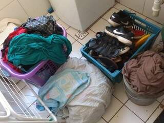 Na casa de Ana Rita, pilha de roupas sujas só aumenta (Foto: Direto das Ruas)