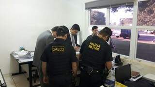 Agentes do Gaeco estiveram ontem recolhendo documentos na prefeitura de Novo Horizonte do Sul (Foto: Divulgação)