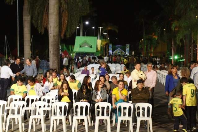 Vila Brasil &eacute; inaugurada com expectativa de p&uacute;blico de 3 mil em jogo do Brasil