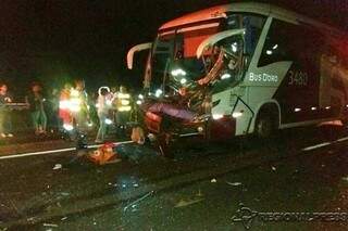 Frente de ônibus destruída após acidente na rodovia Marechal Rondon (Regional Press)