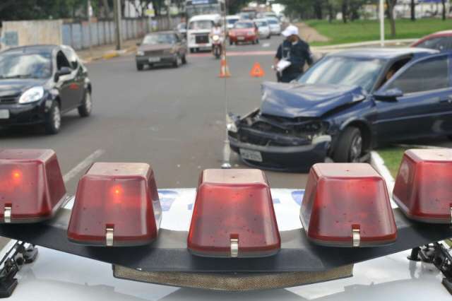 Semáforo tem pane e automóvel colide com caminhão na Avenida Costa e Silva