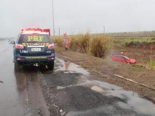 Veículo saiu da pista em meio a chuva forte e sofreu danos; condutora teve ferimentos leves. (Foto: Rodrigo Rodrigues/Nova Alvorada News)