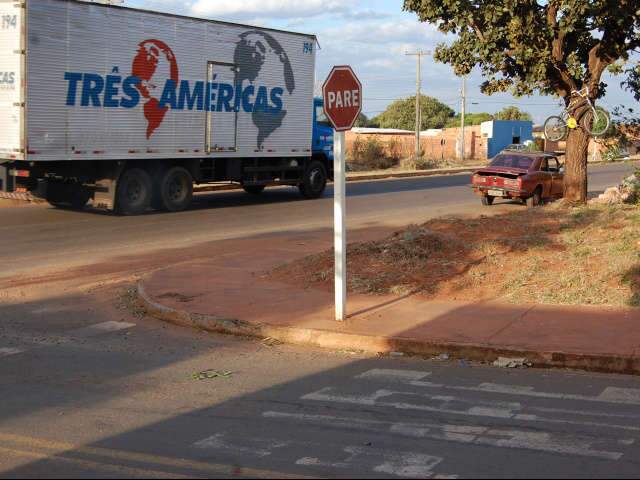  Ap&oacute;s tr&ecirc;s acidentes em menos de 24 horas, moradores pedem mais sinaliza&ccedil;&atilde;o