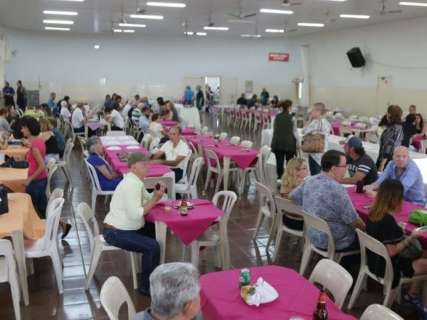 Fi&eacute;is celebram Nossa Senhora de F&aacute;tima com almo&ccedil;o e quermesse 