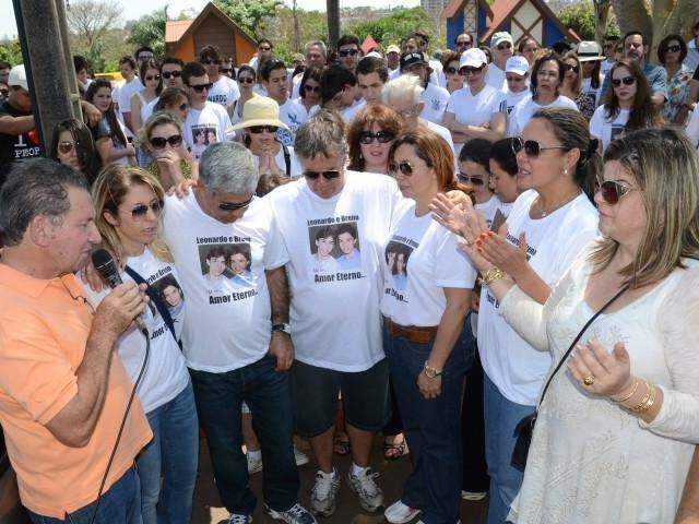 Campanha iniciada por pais de estudantes mortos j&aacute; tem 6 mil apoios