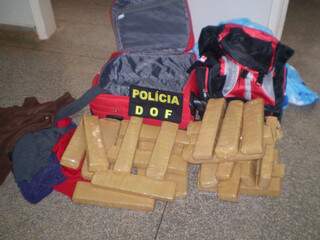 Tabletes de maconha estavam na bagagem do adolescente. (Foto: Divulgação/ DOF)