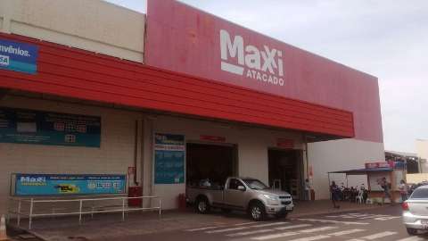 Com fechamento amanhã, às 17h, lojas Maxxi fazem promoções de estoque