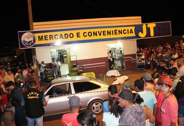 Homem chega atirando, mata 2 e fere outros 2 em conveni&ecirc;ncia