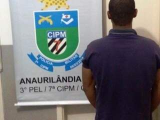 Ele foi conduzido até a delegacia de Polícia Civil de Anaurilândia e está à disposição da Justiça. (Foto: Divulgação / PM)