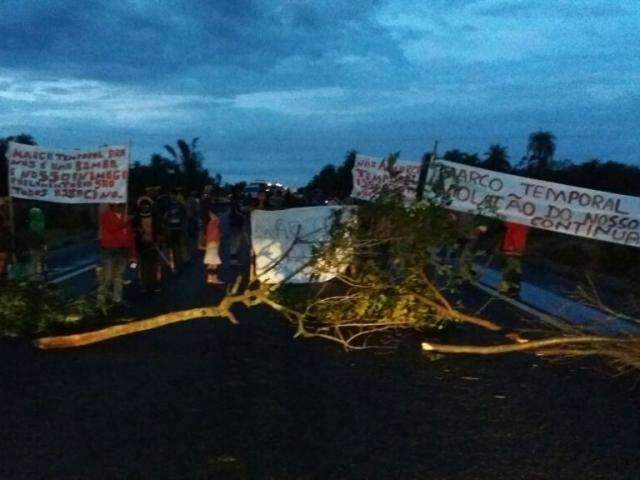 Ind&iacute;genas fecham BR-163 em protesto contra vota&ccedil;&atilde;o do Marco Temporal