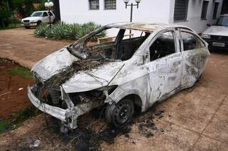 Carro ficou destruído depois de incêndio (Foto: Marcos Ermínio)