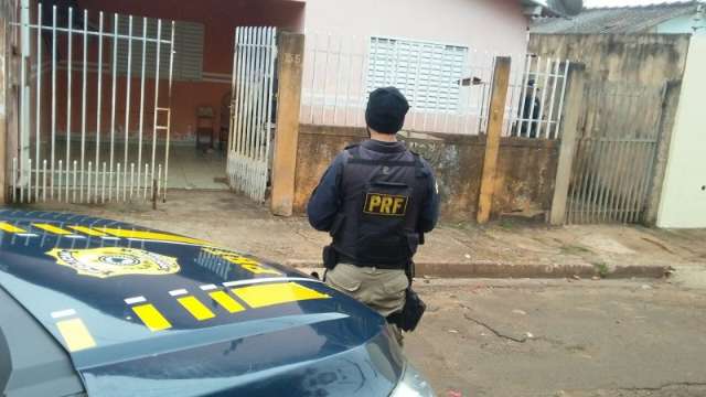 PRF apreende 40 kg de maconha e descobre boca de fumo nas Moreninhas