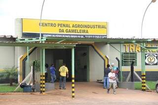 Batalhão de Choque da PM fez prisões no Centro Penal Agroindustrial da Gameleira. (Foto: Marcos Ermínio)