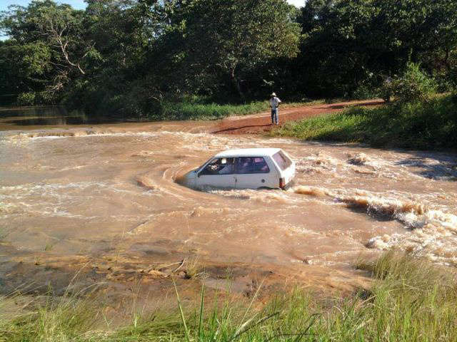  Casal &eacute; arrastado por c&oacute;rrego ao retornar para casa em Coxim