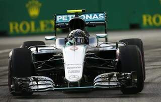 Rosberg vence a corrida de ponta a ponta, ultrapassando colega de equipe no campeonato (Foto: Divulgação - EFE)