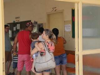 No posto do Tiradentes, movimentação em busca da vacinação (Foto: Kisie Ainoã)