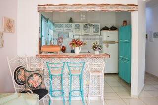 Cozinha é um dos ambientes mais graciosos e toda decorada pela designer. (Foto: Thailla Torres)