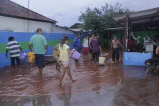 Ontem (18) logo após a chuva os vizinhos apareceram para ajudar Maria Aparecida. (Foto: Allan Nantes)