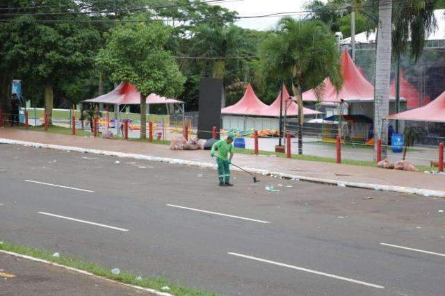 Popula&ccedil;&atilde;o deixa toneladas de lixo ap&oacute;s R&eacute;veillon na Cidade do Natal