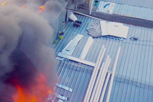 V&iacute;deo refor&ccedil;a suspeita de inc&ecirc;ndio provocado por solda; Veja imagens
