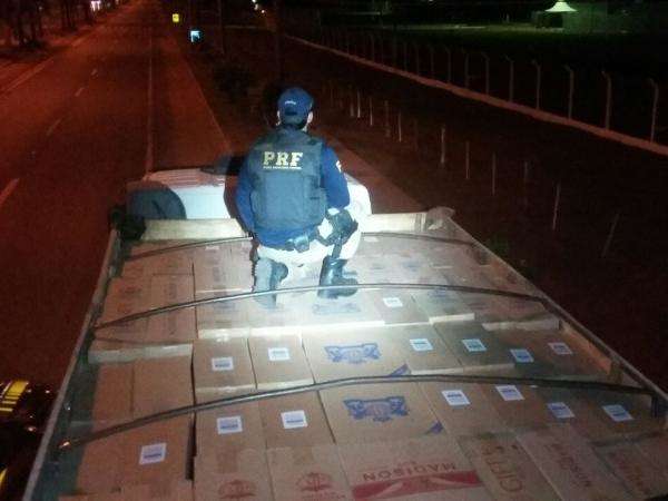 Caminh&atilde;o com 30 mil pacotes de cigarros contrabandeados &eacute; apreendido