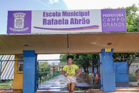 Vestida pela quebrada, Alanys levou a periferia para formatura de Direito