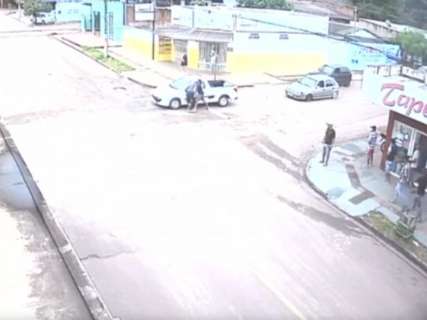 Imagem mostra momento que motorista atropela e mata jardineiro 