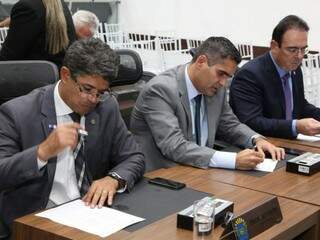 Deputados Rinaldo Modesto (PSDB), Herculano Borges (SD) e Felipe Orro (PSDB), durante sessão (Foto: Assessoria/ALMS)
