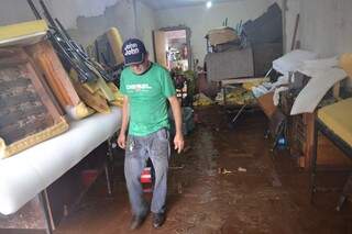Ubaldino Simões de Lima, 56 anos, disse que prevendo a enchente subiu os móveis para evitar prejuízo maior. (Foto: Simão Nogueira)